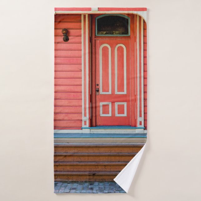 Puerta y porche de madera pintada de rojo tradicio (Toalla de baño)