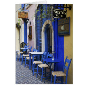 Puerta y revestimiento azul colorido en un viejo h