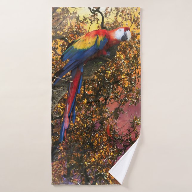PUERTO AVANZADO DE LORO MACAW EN SELVA TROPICAL (Toalla de baño)