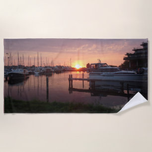 Puerto de atardecer con toalla de playa para barco