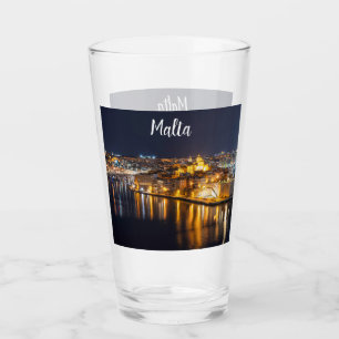 Puerto de Malta iluminado por la noche