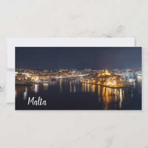 Puerto de Malta iluminado por la noche con papel d