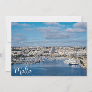Puerto de Sliema con edificios modernos y barcos