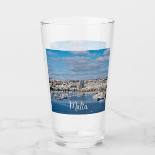 Puerto de Sliema con edificios modernos y barcos
