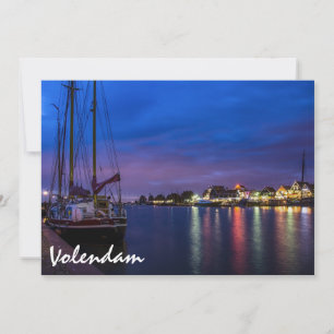 Puerto de Volendam iluminado por la noche
