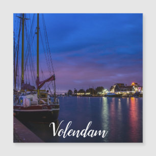 Puerto de Volendam iluminado por la noche en el im