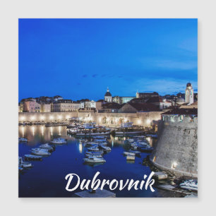 Puerto y paredes de Dubrovnik iluminados por las m