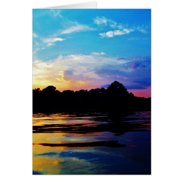 Puesta de sol arcoiris en el lago montañoso (Frente)