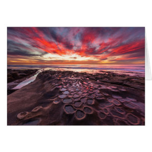 Puesta de sol asombrosa en las piscinas de marea