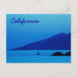 Puesta de sol azul de California y postal de barco