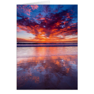 Puesta de sol roja sobre el mar, California