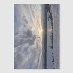 Puesta de sol sobre lago congelado