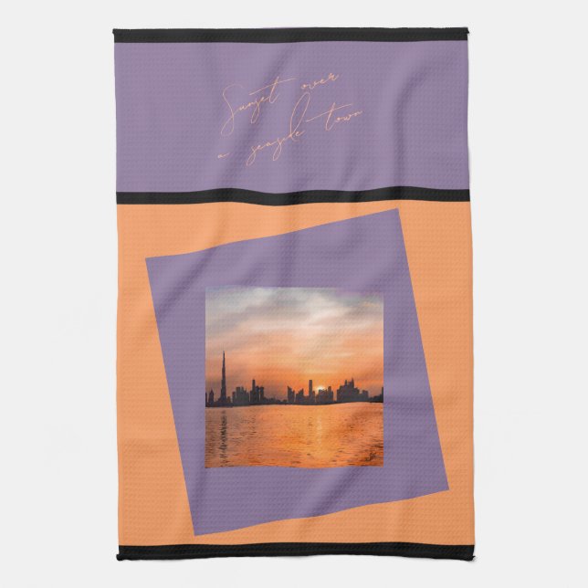 Puesta de sol sobre una ciudad costera - Toalla de (Vertical)