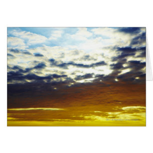 Puesta del sol cambiante azul amarilla con las