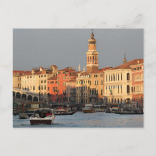 Puesta del sol de Venecia en cerca de la postal