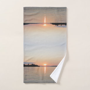 Puesta del sol de Vermilian del lago