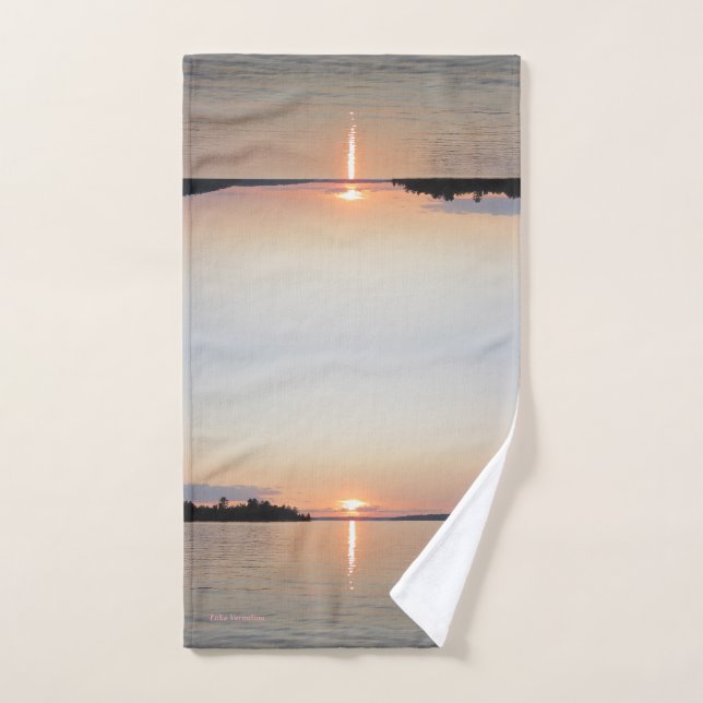 Puesta del sol de Vermilian del lago (Toalla de mano)