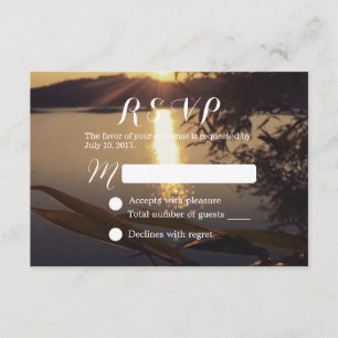 Puesta del sol elegante del lago que casa RSVP