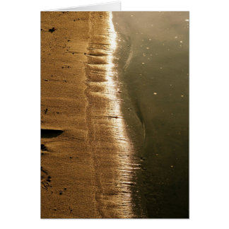 Puesta del sol en la línea de la playa