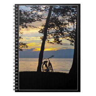 Puesta del sol sobre el lago con el cuaderno de la