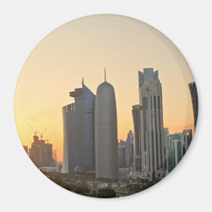 Puesta del sol sobre imán redondo de Doha, Qatar