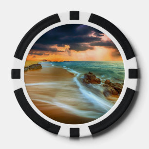 Puesta del sol sobre las fichas de póker del mar