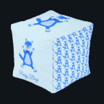Puf Cute Blue Baby Boy Fox Personalizado<br><div class="desc">Este impresionante pouf cuadrado con estampado presenta una imagen de arte digital de un lindo bebé zorro azul con una nariz negra y bigotes, una cola arbustiva y azul brillante y hasta dedos y dedos de pies azules. Un lindo diseño para celebrar a un bebé. Hay texto personalizado para que...</div>