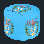Puf Magen persa David Menorah<br><div class="desc">Esta imagen fue adaptada de una antigua teja judía persa y cuenta con una menorah con un Magen David (Estrella de David) enmarcado por ramas de olivo. Se han conservado las imperfecciones de la imagen original pintada a mano. Añade tu propio texto en la parte superior.</div>