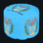 Puf Magen persa David Menorah<br><div class="desc">Esta imagen fue adaptada de una antigua teja judía persa y cuenta con una menorah con un Magen David (Estrella de David) enmarcado por ramas de olivo. Se han conservado las imperfecciones de la imagen original pintada a mano. Añade tu propio texto en la parte superior.</div>
