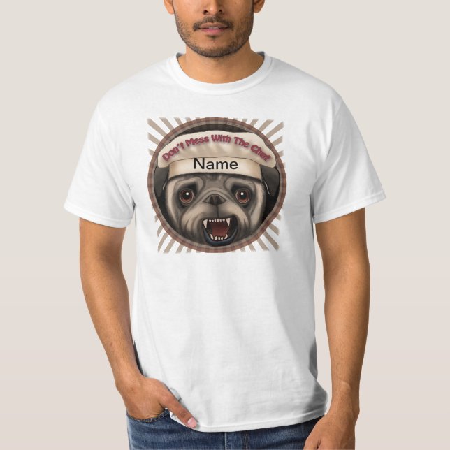 Pug Mess con camiseta de Chef (Anverso)