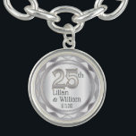 Pulsera 25° Aniversario del Boda de Plata<br><div class="desc">Personaliza el encanto. 25° Aniversario del Boda de Plata, Keepsake. Nota ✔: No es necesario cambiar todas las áreas de plantilla. 📌 Si necesita una mayor personalización, haga clic en el botón "Haga clic para más Personalizares" o "Personalizar o Editar diseño" y utilice nuestra herramienta de diseño para cambiar el...</div>