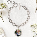 Pulsera Crea tu propia soltera de fotos de dama de honor<br><div class="desc">Celebra tus damas de honor con un toque personalizado creando una pulsera de soltera moderna y elegante con una foto de tu amistad. Este diseño minimalista,  realzado con una caligrafía elegante,  es un regalo para la dama de honor que sorprenderá y deleitará a sus mejores amigos.</div>