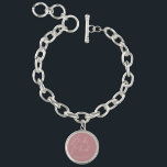 Pulsera Nombre de la dama de honor de la secuencia de coma<br><div class="desc">Guión de caligrafía rosada feminista Nombre personalizado de dama de honor Encanto plateado en una pulsera</div>