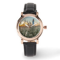 Reloj de un faro en unos campos