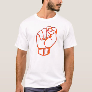 puño anaranjado, en la camiseta anaranjada