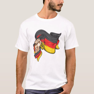 Puño con bandera nacional de la camiseta de Aleman