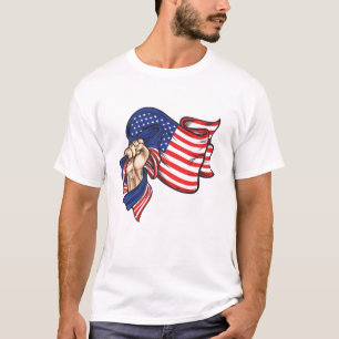 Puño con bandera nacional de la camiseta de los Es