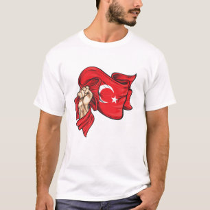 Puño con bandera nacional de la camiseta de Turquí
