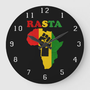 Puño del poder negro de Rasta sobre el reloj de