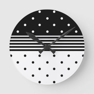 Punto de Polka minimalista y reloj de pared a raya