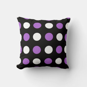 Punto de Polka morado y blanco sobre almohada de a