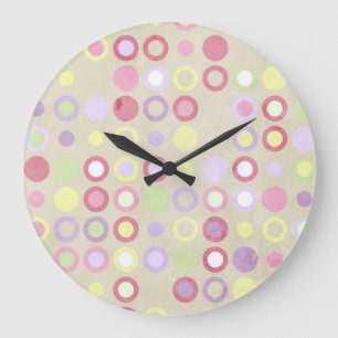 Punto de polka rosa alrededor del reloj de pared