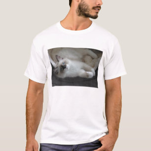 Punto del sello y camisa siberiana blanca del