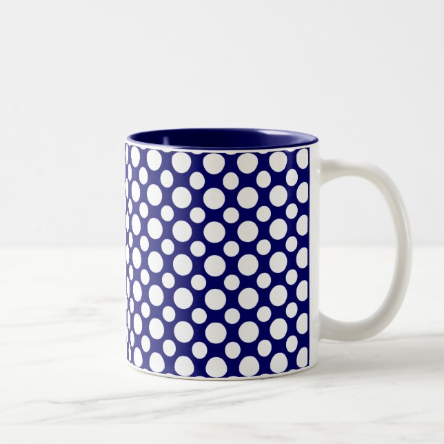 Puntos de la Polka Blanca sobre la taza de café az (Derecha)