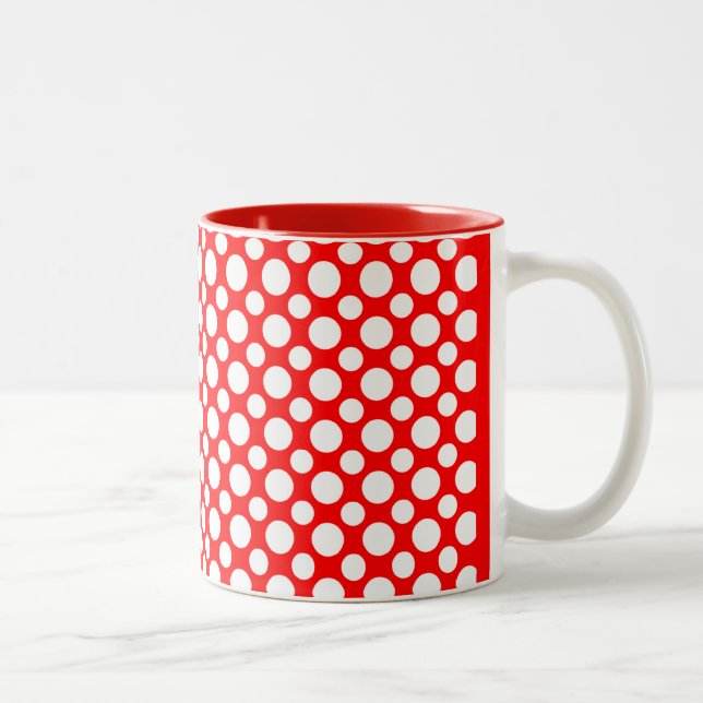 Puntos de la Polka Blanca sobre la taza de café ro (Derecha)