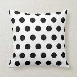 Puntos de polka negro sobre el cojín de fondo blan