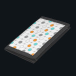 Puntos retro y carteras de nylon estrenadas<br><div class="desc">Este personalizable Retro Dots and Starbursts Nylon Wallet presenta (Espéralo) una cuadrícula de puntos coloridos y starbursts. Los puntos blancos, grises y naranjas, inspirados en el turquesa vintage, están separados por estrenos grises kitsch que forman un patrón geométrico. Personalizar el color de fondo de este producto moderno de mediados de...</div>