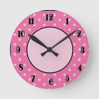 Puntos rosados y reloj de acentos negros