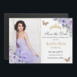 Purple Lilac Floral Gold Quinceañera Guardar la fe<br><div class="desc">Personalice esta hermosa floral de lila púrpura guardando la tarjeta magnética de fecha con su propia redacción y fotografía fácil y rápidamente. Simplemente haga clic en el botón Editar usando herramientas de diseño para editar el texto, la redacción, el estilo de fuente, el tamaño de fuente, el color de fuente,...</div>