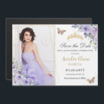 Purple Lilac Floral Gold Quinceañera Guardar la fe<br><div class="desc">Personalice esta hermosa floral de lila púrpura guardando la tarjeta magnética de fecha con su propia redacción y fotografía fácil y rápidamente. Simplemente haga clic en el botón Editar usando herramientas de diseño para editar el texto, la redacción, el estilo de fuente, el tamaño de fuente, el color de fuente,...</div>